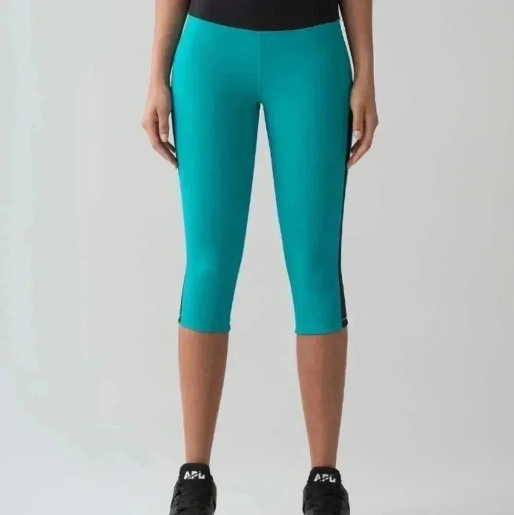 Lululemon Smooth Stride Crop (17" )Viridian Green / Black